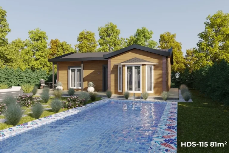 HD Steel 115 model 81 m² tek katlı çelik evin bahçeden görünümü, ahşap dış cephe ve modern pencere detayları