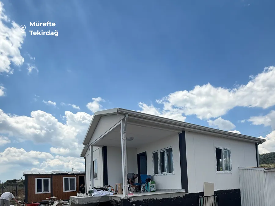 Prefabrik ev dış mekan görüntüsü beyaz siyah dış görüntü