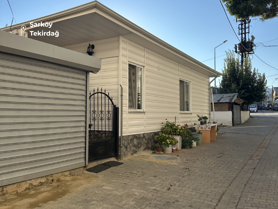 Malkara’da beyaz cepheye sahip tek katlı prefabrik ev