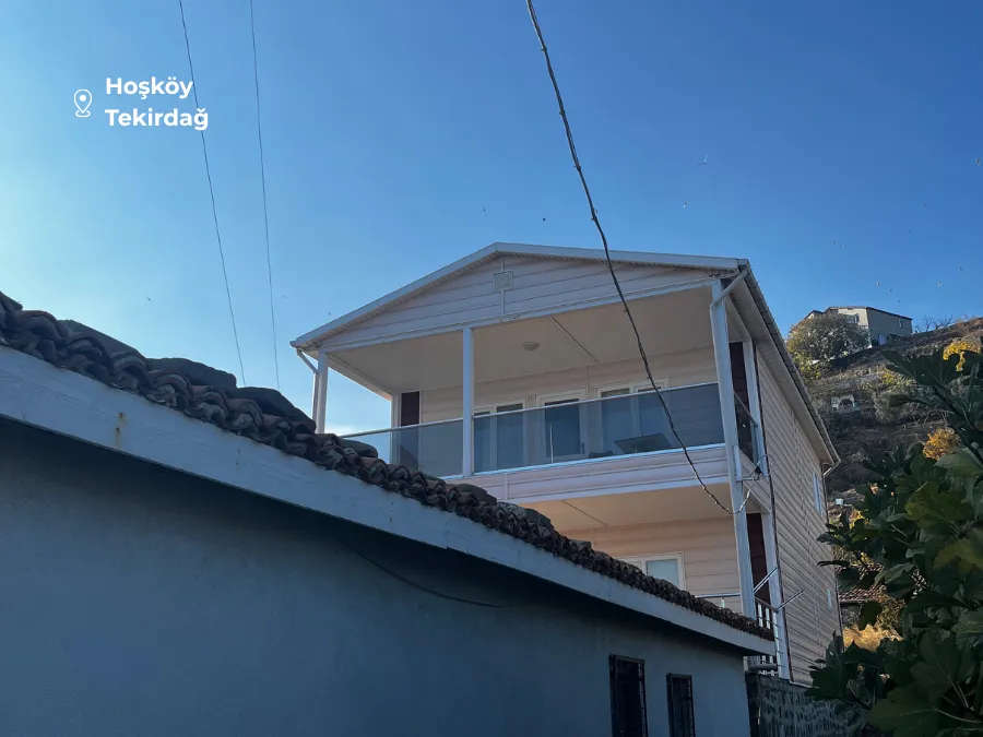 Tekirdağ Hoşköy’de balkonlu iki katlı prefabrik ev – Hibrit Design