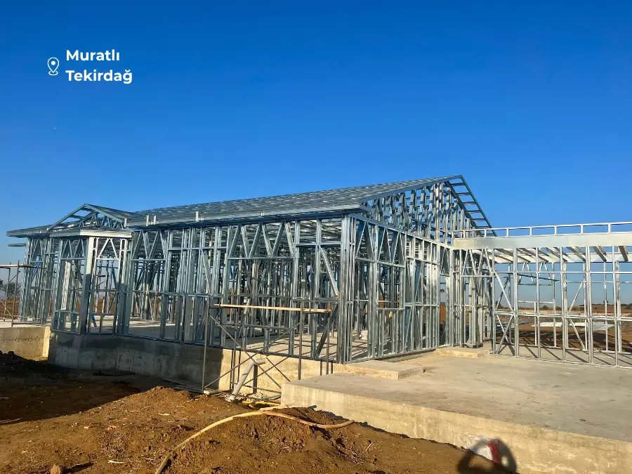 Muratlı’da çelik karkas yapım aşamasındaki prefabrik ev